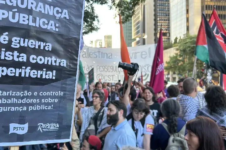 Cordão da Mentira faz ato na Paulista para lembrar Crimes de Maio 