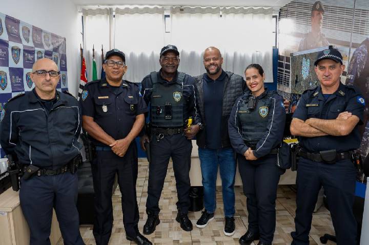 Guardas Civis Municipais recebem homenagem após auxiliarem em salvamento de idosa