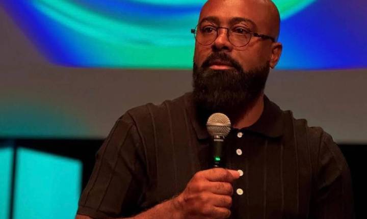 Quando a fé vira espetáculo: influenciadores, polêmicas e o risco da espiritualidade performática na era digital