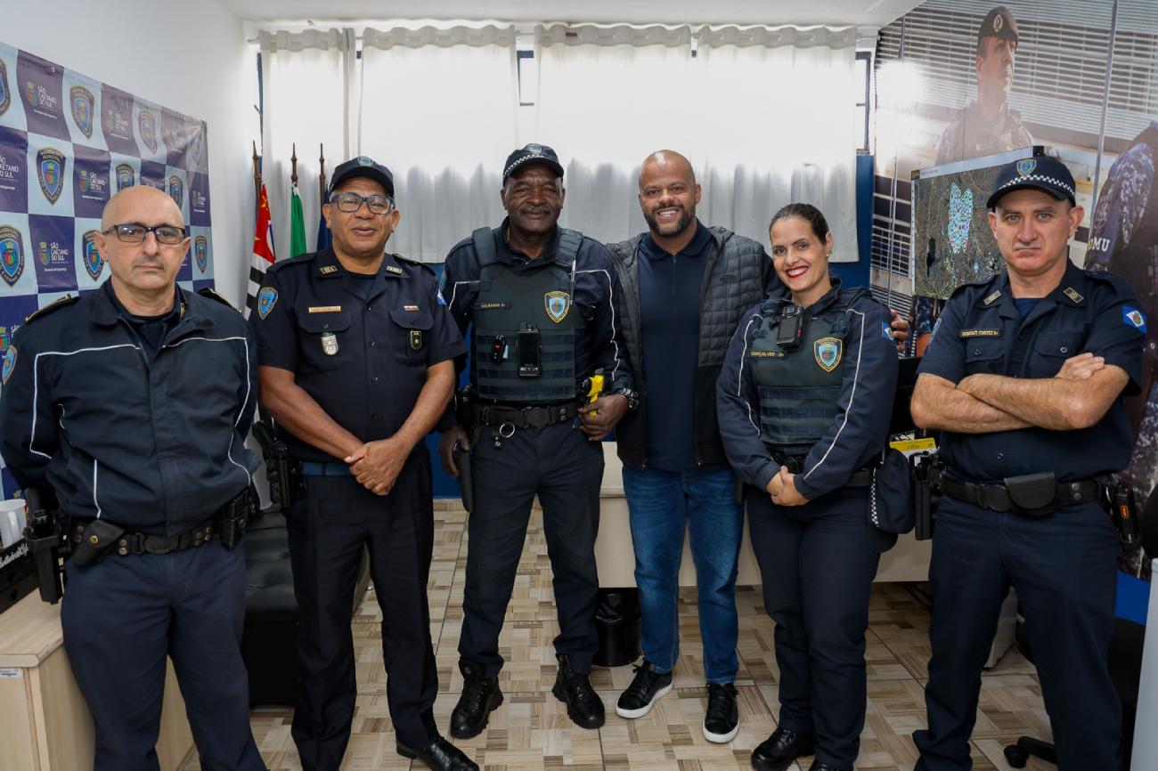 Guardas Civis Municipais recebem homenagem após auxiliarem em salvamento de idosa