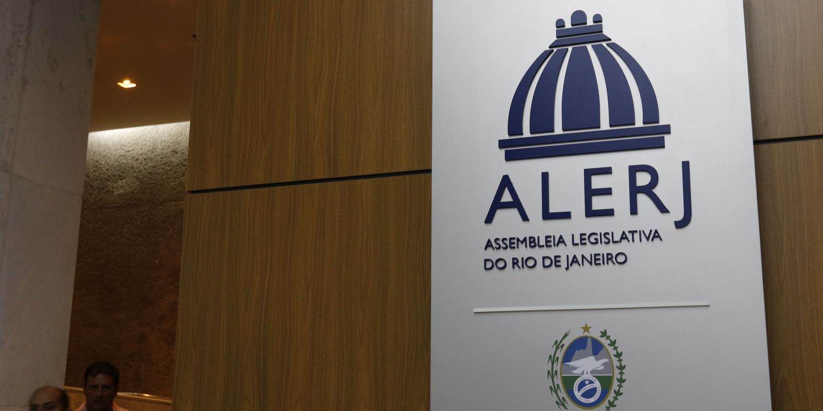 Deputados do RJ aprovam tornozeleira rosa para agressores de mulheres