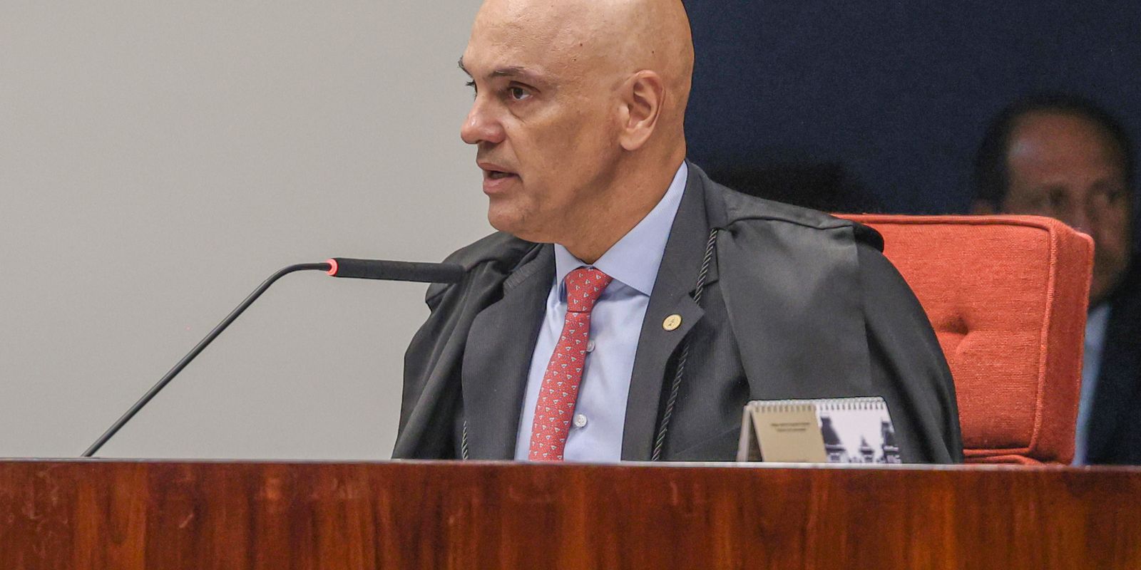 Moraes pede manifestação da PGR após Flávio não depor à PF 