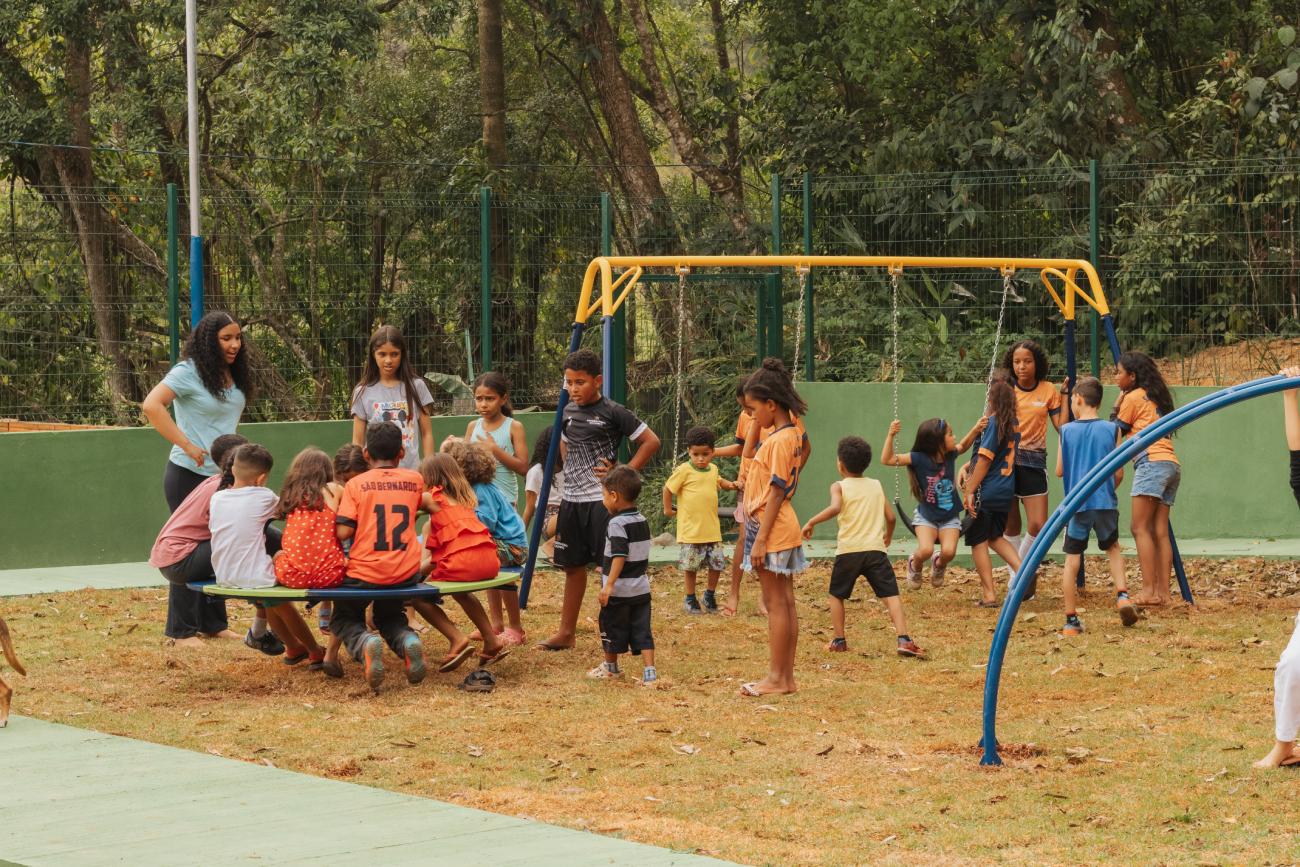 Em São Bernardo, Vila Jurubeba ganha praça-parque com campo de grama sintética, playground e pista de caminhada